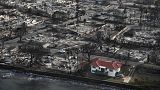 Maui'de etraftaki yüzlerce evin yandığı bir bölgede tek başına ayakla kalan bir evin havadan görüntüsü