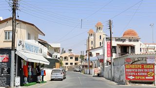 أحد شوارع قرية بيلا الواقعة في المنطقة العازلة بين شطري جزيرة قبرص. التاريخ 20.08.23