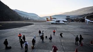 سياح يصلون إلى مدرج مطار بارو الدولي في بارو بمملكة بوتان