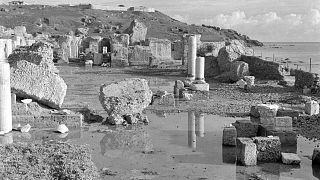 جزء من آثار قرطاج القديمة، التي دمرها الرومان عام 146 قبل الميلاد، على الواجهة البحرية بالقرب من تونس العاصمة، 15 مارس 1955.
