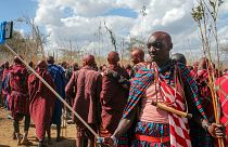 یک جوان ماسایی در حال سلفی گرفتن از خود در مراسم ورود به بزرگسالی، کنیا