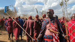 یک جوان ماسایی در حال سلفی گرفتن از خود در مراسم ورود به بزرگسالی، کنیا