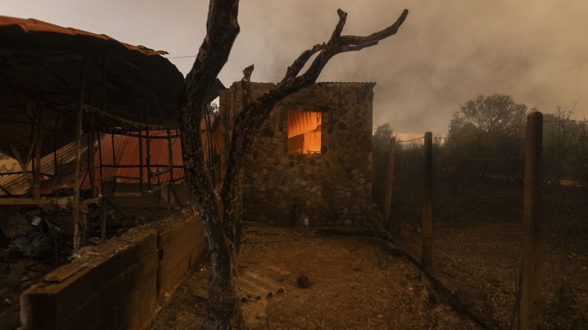 Lángoló raktár egy Alekszandropolisz közeli faluban, Dikelában 2023. augusztus 22-én