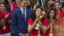 Le Premier ministre espagnol Pedro Sanchez aux côtés des joueuses de l'équipe féminine espagnole de football, mardi 22 août 2023.