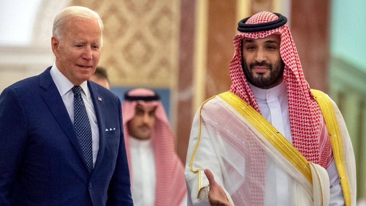 ولي العهد السعودي الأمير محمد بن سلمان يرحب بالرئيس الأمريكي جو بايدن في قصر السلام في جدة، 15 يوليو 2022