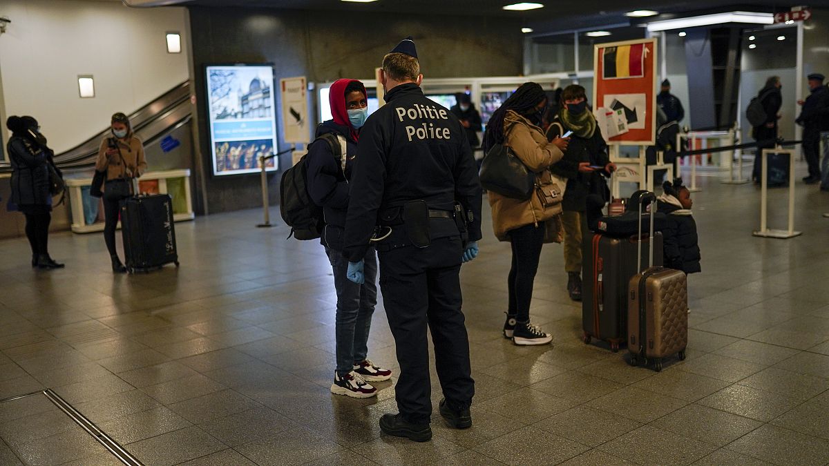 شرطي بلجيكي يتحدث في محطة قطار ميدي الدولية في بروكسل، بلجيكا. 