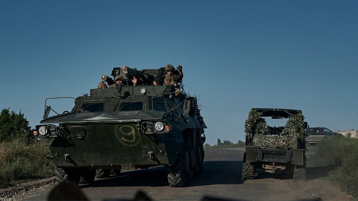 سربازان اوکراینی سوار بر APC در خط مقدم نزدیک باخموت، اوکراین، یکشنبه، ۲۰ اوت ۲۰۲۳. 