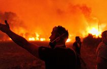 مردم در حال تلاش برای خاموش کردن آتش سوزی در روستای آوانتاس، نزدیک شهر الکساندروپلیس؛ ۲۱ اوت ۲۰۲۳