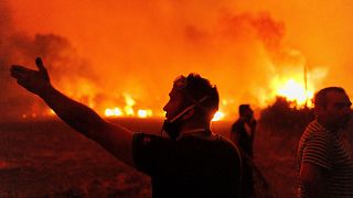 مردم در حال تلاش برای خاموش کردن آتش سوزی در روستای آوانتاس، نزدیک شهر الکساندروپلیس؛ ۲۱ اوت ۲۰۲۳