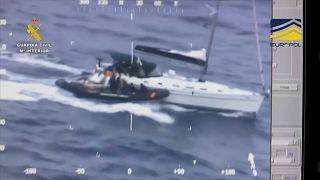 Imagen del velero con 700 kilos de cocaína momentos antes de ser interceptado por la Guardia Civil española
