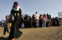 مهاجرون إثيوبيون عائدون من السعودية في مطار بولي الدولي في أديس أبابا