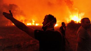 أهالي قرية بالقرب من مدينة ألكسندروبولي في شمال شرق اليونان يحاولون إخماد النيران