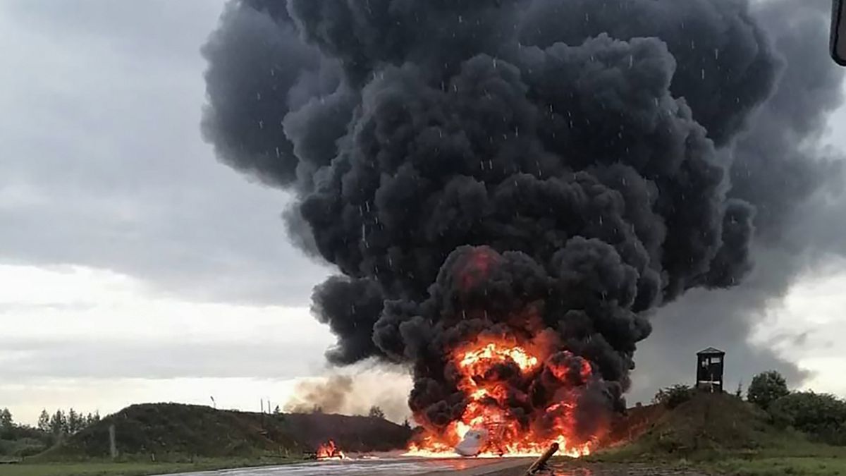 Imagem divulgada pelo canal Sirena no domingo, 20 de agosto de 2023, um avião de guerra russo arde na base aérea de Soltsy, na região de Novgorod, Rússia
