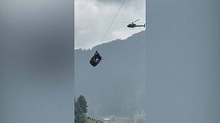 El helicóptero de salvamento se aproxima a la cabina de teleférico en la que quedaron atrapadas ocho personas en Pakistán. 