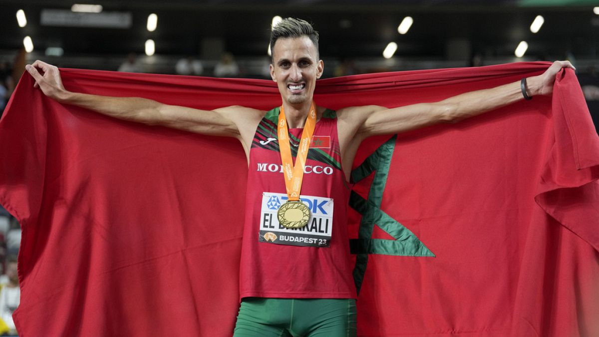 العداء المغربي سفيان البقالي يفوز في مونديال القوى في بودابست بالميدالية الذهبة في سباق 3000 متر موانع