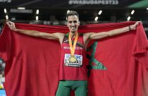 العداء المغربي سفيان البقالي يفوز في مونديال القوى في بودابست بالميدالية الذهبة في سباق 3000 متر موانع