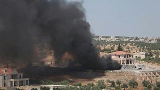 في أعقاب غارة جوية روسية، تصاعد عمود من الدخان في جسر الشغور بمحافظة إدلب شمال غرب سوريا، 25 حزيران 2023
