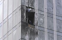 Следователь осматривает поврежденный небоскреб в деловом районе "Москва-Сити" после атаки беспилотника в Москве, Россия, в среду, 23 августа 2023 г.