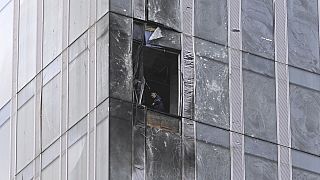 Un investigador examina un rascacielos dañado en el distrito comercial de la ciudad de Moscú después de un ataque con drones en Moscú, Rusia.