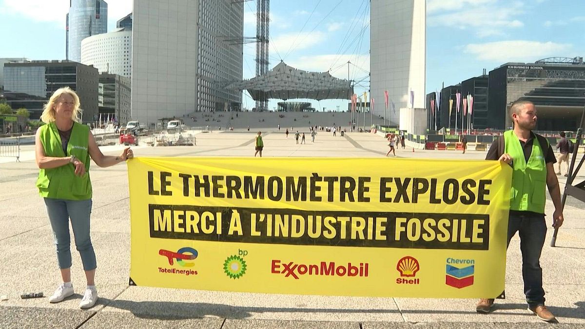 تحت شعار "مقياس الحرارة ينفجر بفضل الوقود الأحفوري"، قام عدد من الناشطين ببناء منصة نفط في منطقة لاديفانس حيث يقع المقر الرئيسي لتوتال اينرجيز، باريس، فرنسا، 22 آب 2023..