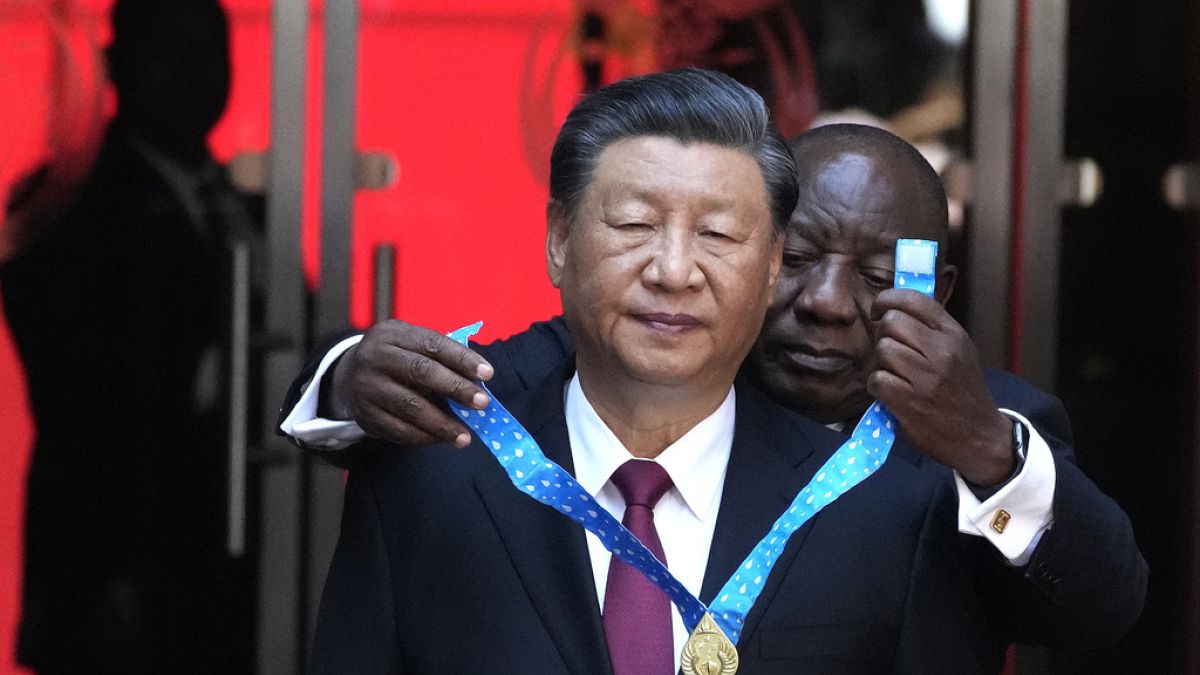 A kínai elnök a BRICS-csúcs előtt még Pretoriában