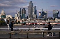  جسر واترلو، على خلفية أفق الحي المالي بمدينة لندن، الاثنين 5 يونيو 2023.