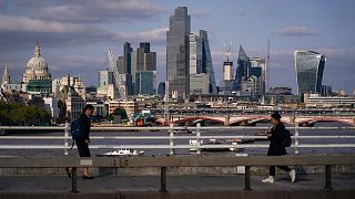  جسر واترلو، على خلفية أفق الحي المالي بمدينة لندن، الاثنين 5 يونيو 2023.