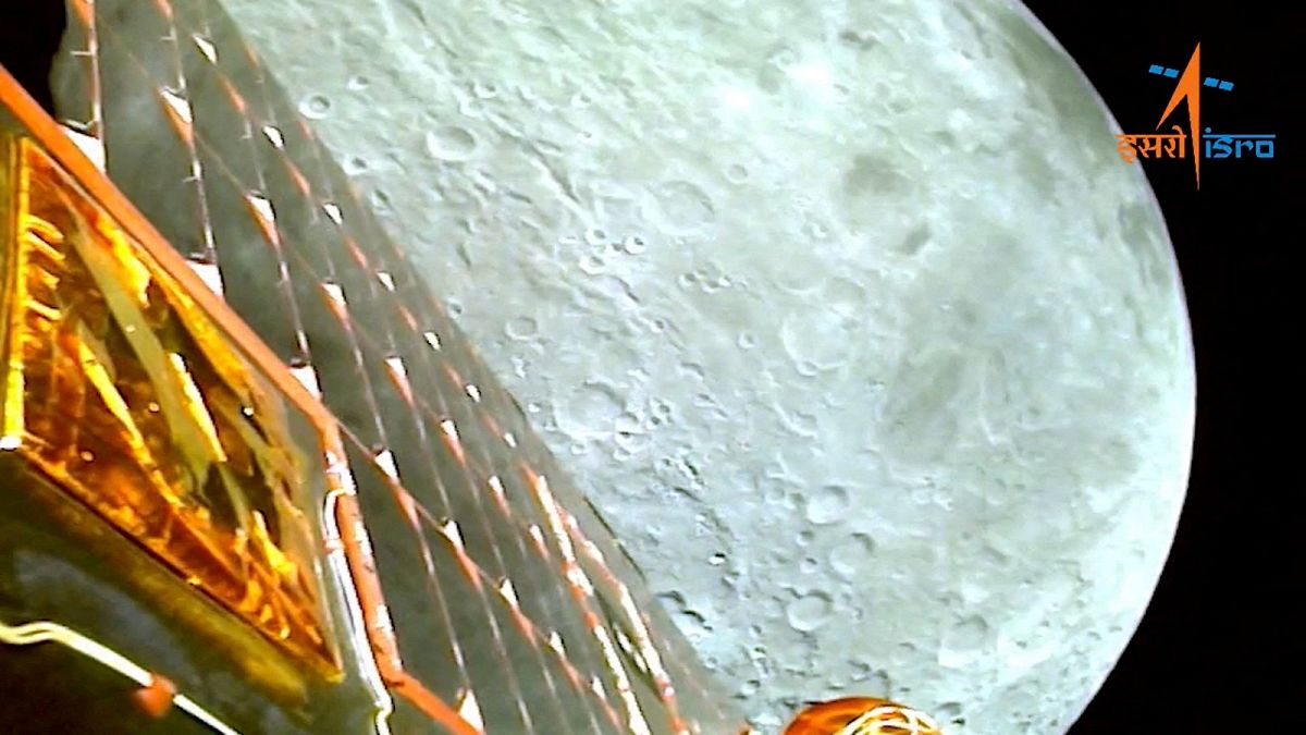 Ein Blick auf den Mond, wie er von der Landefähre Chandrayaan-3 während der Einbringung in die Mondumlaufbahn am 5\. August 2023 gesehen wird, in diesem Screenshot aus einem am 6\. August 2023 veröffentlichten Video.