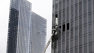 Εργαζόμενοι καθαρίζουν ένα μέρος ενός κατεστραμμένου ουρανοξύστη στην επιχειρηματική περιοχή "Πόλη της Μόσχας" μετά από μια αναφερόμενη επίθεση με drone στη Μόσχα της Ρωσίας, 