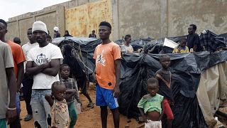 مهاجرون عالقون في نيامي، النيجر، يقفون في مخيمهم المؤقت يوم الثلاثاء، 22 أغسطس 2023.