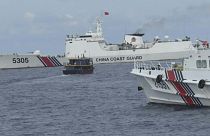 A kínai partiőrség hajói és egy akadályozott fülöp-szigeteki hajó a Second Thomas-homokzátonynál