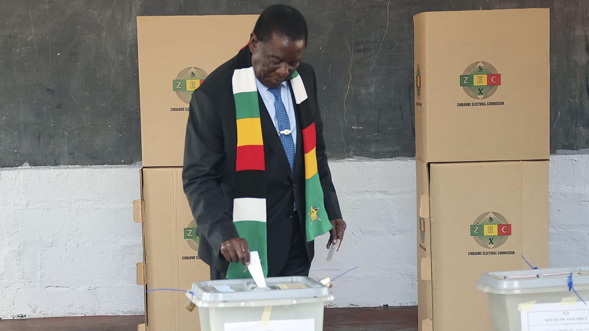  رئيس زيمبابوي إيمرسون منانجاجوا يدلي بصوته في مركز اقتراع في كويكوي، زيمبابوي، الأربعاء، 23 أغسطس 2023.