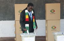 Elettori dello Zimbabwe al voto