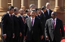 Güney Afrika'ya gelen Çin Devlet Başkanı Şi Cinping, ev sahibi ülkenin Devlet Başkanı Cyril Ramaphosa tarafından karşılandı
