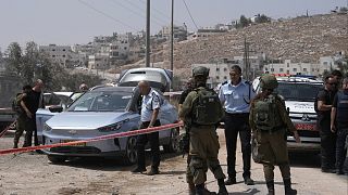 القوات الإسرائيلية تعمل في موقع هجوم إطلاق نار بالقرب من مدينة الخليل بالضفة الغربية، الاثنين 21 أغسطس 2023