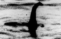 Esta foto de archivo sin fechar muestra una forma sombría que algunas personas dicen que es un monstruo del lago Ness en Escocia, más tarde desacreditado como un engaño.