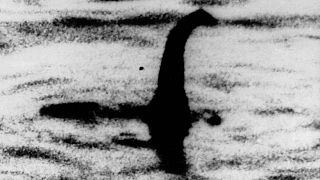 Esta fotografia de arquivo sem data mostra uma forma sombria que algumas pessoas dizem ser o monstro de Loch Ness na Escócia, mais tarde desmascarado como uma farsa.
