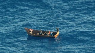 در این عکس که توسط سازمان مردم نهاد «دیده‌بان دریا» ارائه شده، چهار بازمانده مهاجر در حالی که در دریا دچار مشکل هستند برای کمک دست تکان می‌دهند.