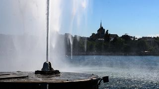 نافورة جنيف الضخمة في بحيرة جنيف،  سويسرا