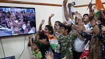 Посетители планетария имени Неру в Нью-Дели радуются успешной посадке космического аппарата "Чандраян-3", 23 августа 2023 года.