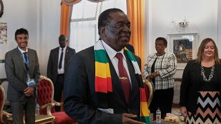 Zimbabwe : le président Mnangagwa vote et prône la paix