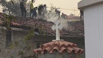 Bomberos tratan de apagar las llamas en el monasterio de Agia Paraskevi. 