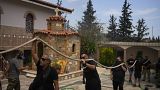 Пожарные тушат огонь в монастыре Святой Параскевы Пятницы в греческом городе Ахарне, 23 августа 2023 г.