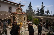 Пожарные тушат огонь в монастыре Святой Параскевы Пятницы в греческом городе Ахарне, 23 августа 2023 г.