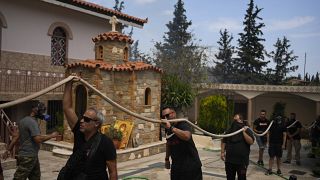 Пожарные тушат огонь в монастыре Святой Параскевы Пятницы в греческом городе Ахарне, 23 августа 2023 г.