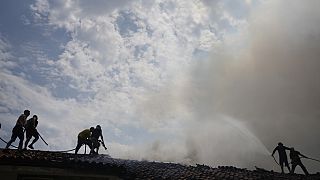 Brandbekämpfung auf dem Dach: Ist das Kloster noch zu retten?