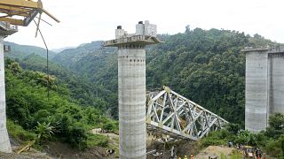 انهيار جسر قيد الإنشاء في الهند