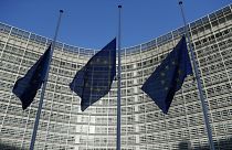 أعلام الاتحاد الأوروبي ترفرف خارج مقر الاتحاد الأوروبي في بروكسل، بلجيكا