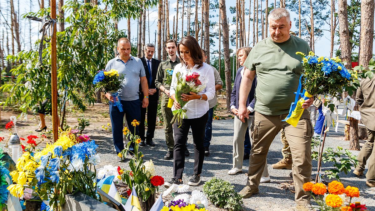 Novák Katalin köztársasági elnök virágot helyez el ukrán katonák sírjainál a Kijev megyei Moscsunban
