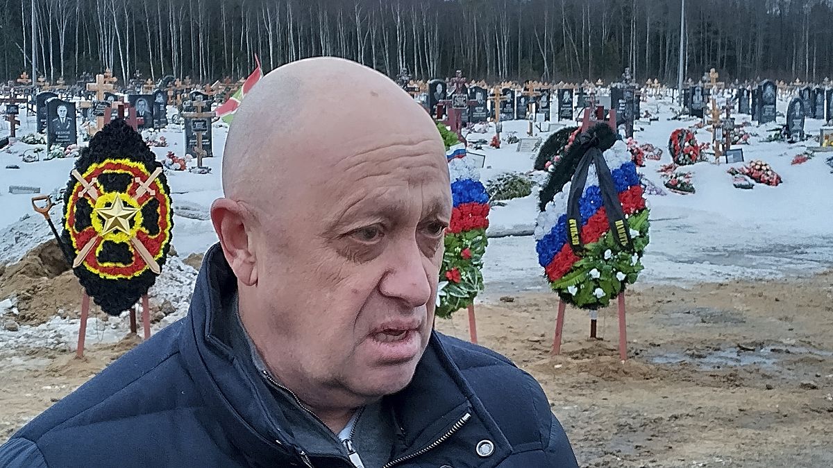 El jefe del Grupo Wagner, Yevgeny Prigozhin, asiste al funeral de Dmitry Menshikov, un luchador del Grupo Wagner que murió durante una operación especial en Ucrania